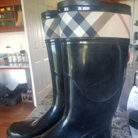 Authentic Burberry rain boots - Picture 1 of 2